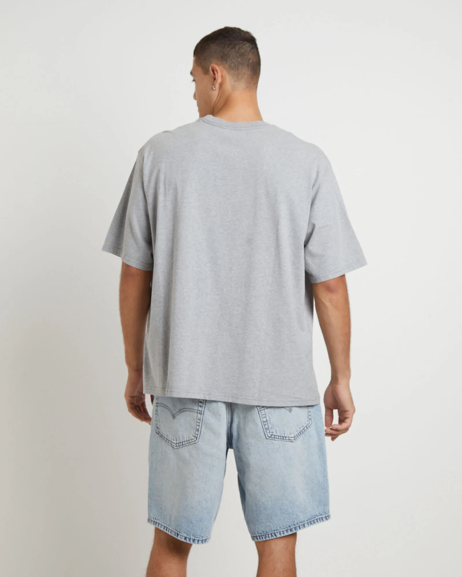 Levis Short Sleeve Workwear T-Shirt in Mid Tone Heather Grey