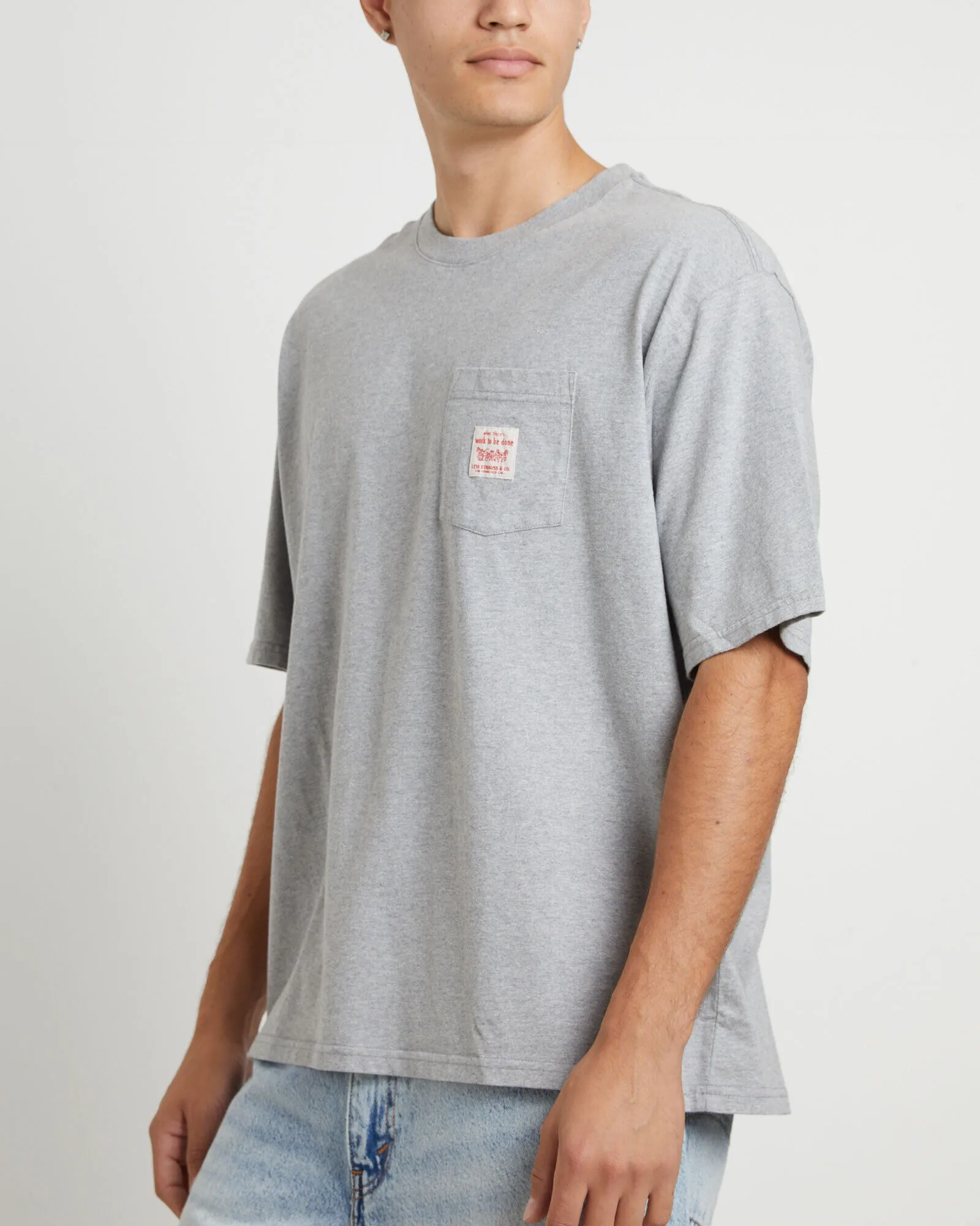 Levis Short Sleeve Workwear T-Shirt in Mid Tone Heather Grey